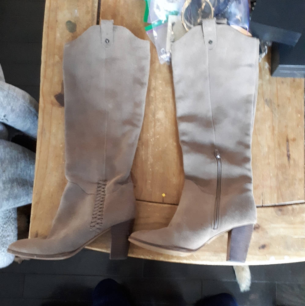 Suede boots